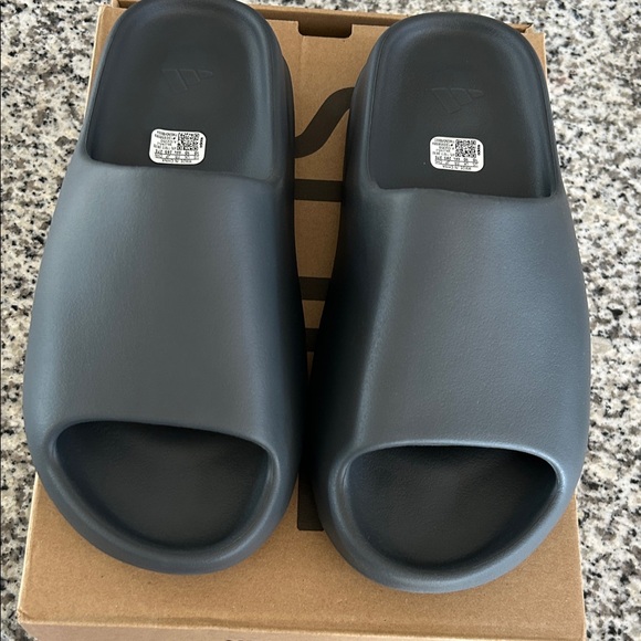 Adidas Yeezy Slide Slate Grey Size 10 NWT - Picture 3 of 6